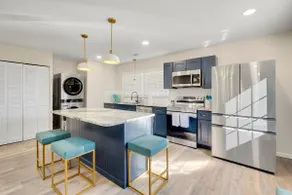 Chic home w king bed in Raleigh -starts at $3.5k/m - Image 2