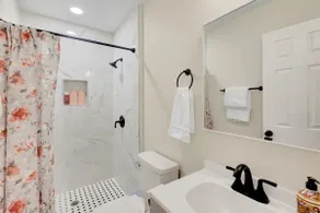 Chic home w king bed in Raleigh -starts at $3.5k/m - Image 5