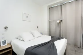 Rare find! Spacious layout near metro & Sacré-Cœur - Image 4