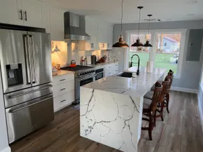 Lakeside Modern Retreat - Image 4