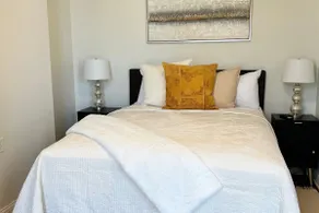 Vibrant 3BR Pilsen Stay•Free Parking•Near Downtown - Image 3