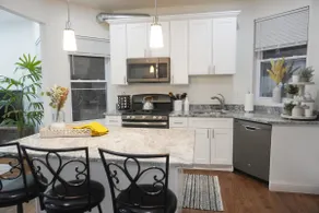 Vibrant 3BR Pilsen Stay•Free Parking•Near Downtown - Image 4