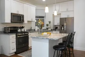 Vibrant 3BR Pilsen Stay•Free Parking•Near Downtown - Image 2