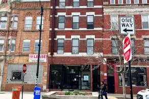 Vibrant 3BR Pilsen Stay•Free Parking•Near Downtown - Image 5