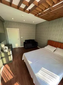 Deluxe Suite with Jacuzzi - Image 5