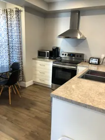Modern 1 Bedroom, 10 minute walk to Downtown - Image 2
