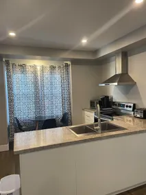 Modern 1 Bedroom, 10 minute walk to Downtown - Image 3