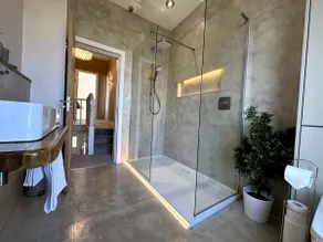 Modern-Ferienhaus-Eigenes Badezimmer - Image 2
