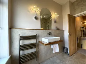 Modern-Ferienhaus-Eigenes Badezimmer - Image 3