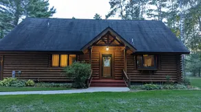 Log Lake home, 520+ ft frontage, 15 acres, Hot Tub - Image 2