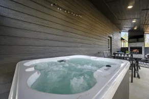 2 King Suites! Spa bathrooms! Full stocked kitchen - Image 3