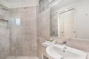 Deluxe Three Bedroom Apartment - Image 3