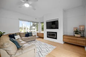 Steps from the foreshore! Family friendly getaway - Image 3
