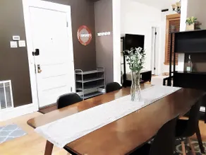The Roscoe Village Guesthouse - Image 5