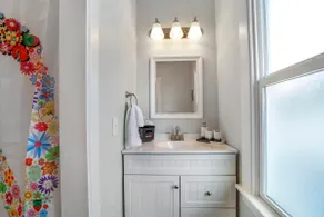 The Hippie House: Downtown Bungalow - Image 4