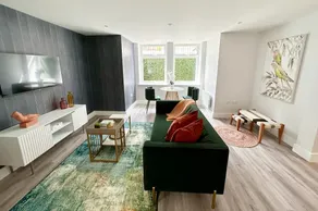 Spacious 1-bed Studio Apt w/ Free Parking & WiFi - Image 3