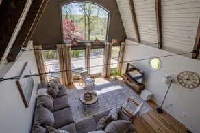 Contemporary cabin w/ spacious deck - Image 5