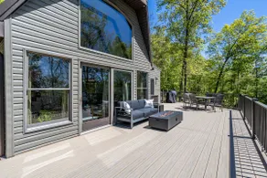 Contemporary cabin w/ spacious deck - Image 2