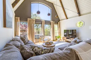 Contemporary cabin w/ spacious deck - Image 3