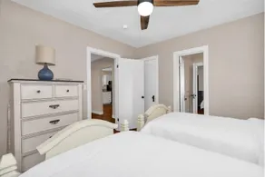 Cozy Downtown Cottage - Image 5
