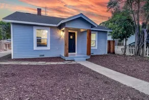 Cozy Downtown Cottage - Image 3