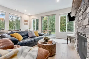 5 acr, hot tub & sauna w/alpacas, close to town - Image 2