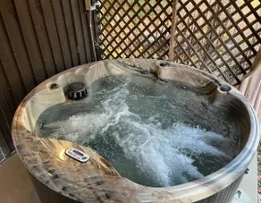 The Cozy Sunset Cottage with a Hot Tub - Image 2