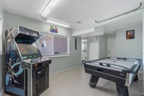Beautiful bay front home with hot tub! Sleeps 18+ - Image 3