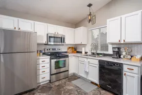 Clean, Quiet, Comfort. Well Stocked Kitchen - Image 4