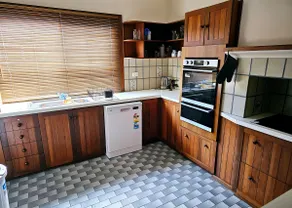 Central to town - Vintage and cosy entire home - Image 4