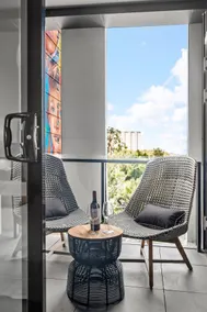Gallery Apt with Rooftop & Parking - Image 3