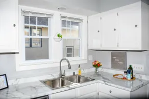 Location! Sleeps 7 - free parking. - Image 2