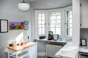 Location! Sleeps 7 - free parking. - Image 3