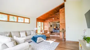 Lakefront family home - Image 4