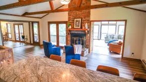 Lakefront family home - Image 5