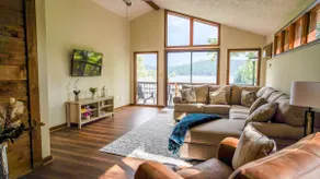 Lakefront family home - Image 3