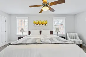 4 Kings | 50”SmartTVs | Metro | Parking | DT 3 min - Image 4