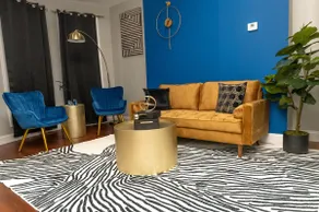 Exquisite Townhouse near Downtown Entertainment - Image 2
