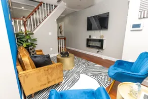 Exquisite Townhouse near Downtown Entertainment - Image 4