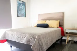 New Modern 2 Bedroom Apt w/2 Queen Beds + Parking - Image 2