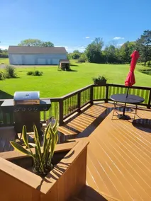 Beautiful home with private pond - Image 4