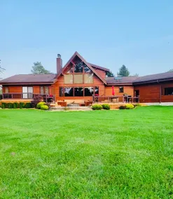 Beautiful home with private pond - Image 3