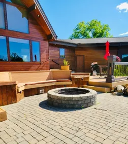 Beautiful home with private pond - Image 5