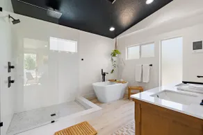 The Jasmine - Hot Tub, Mural & Fire Pit - Image 3