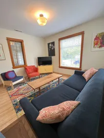 NE MPLS Clean, Comfy, Artsy House - Image 5