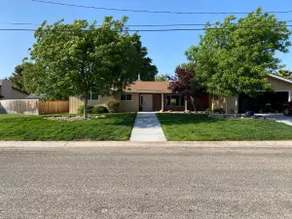 5 bedroom, 4 bath house, pool, game room and yard - Image 3