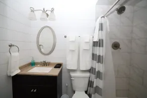 1 Mile from Ark, 2 Full bathrooms, Sleeps 8 - Image 5