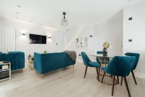 Modern 2Bed House - Walk to Station & High Street, Near Surrey Hills & Denbies Vineyard - Image 2