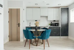 Modern 2Bed House - Walk to Station & High Street, Near Surrey Hills & Denbies Vineyard - Image 4