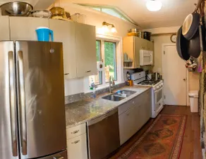 Elegant Bayview Victorian Home; walk to beach - Image 4